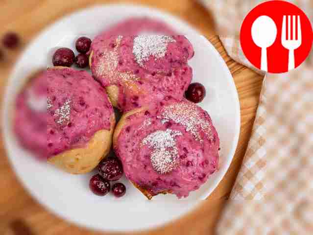 Синнабоны с клюквенной глазурью