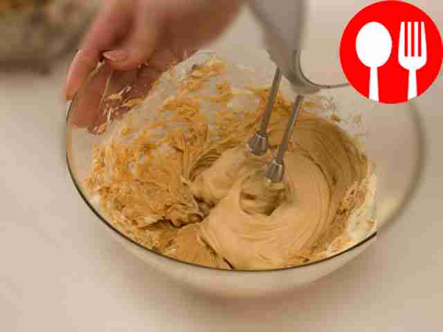 В глубокой миске взбейте мягкое сливочное...