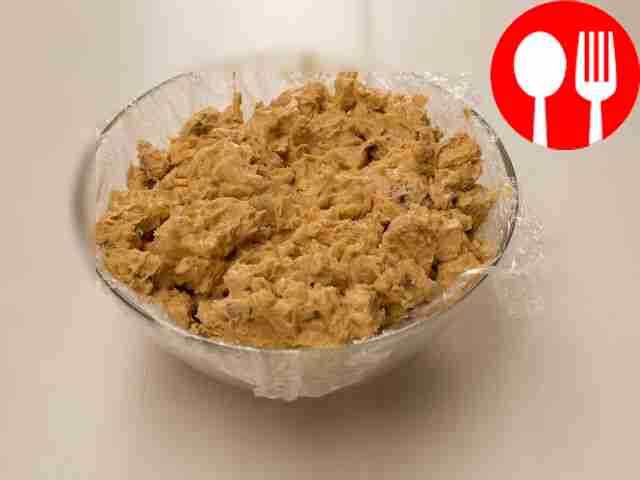 Добавьте к получившейся массе орехи и печенье,...