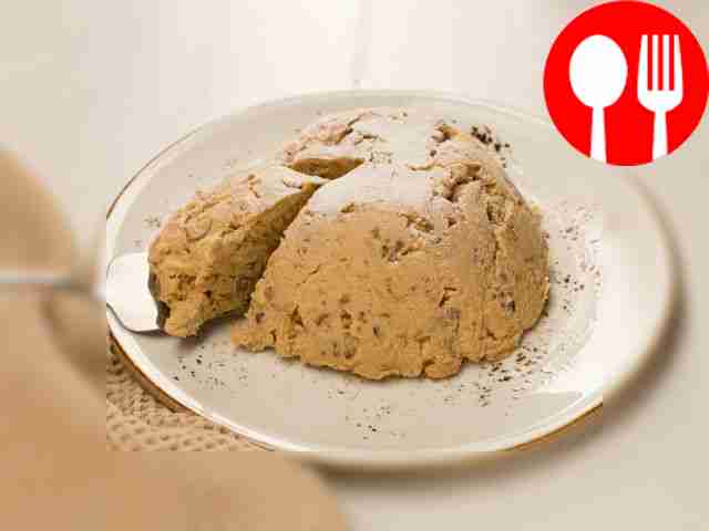 Разрежьте торт на кусочки и подайте к столу.