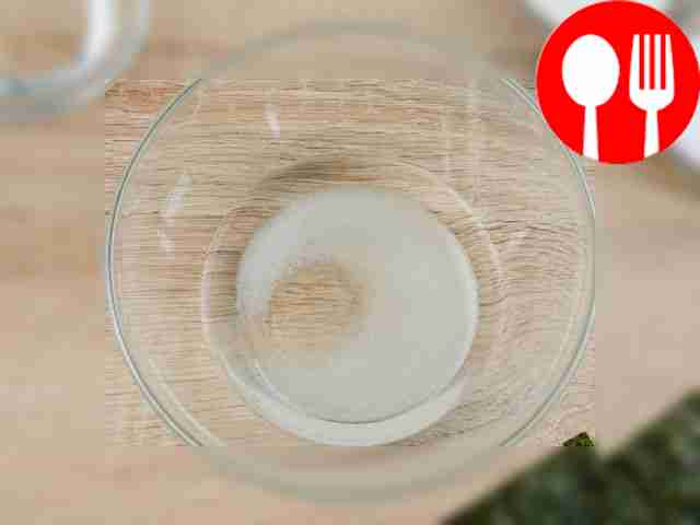 В глубокой миске смешайте соль, сахар и...