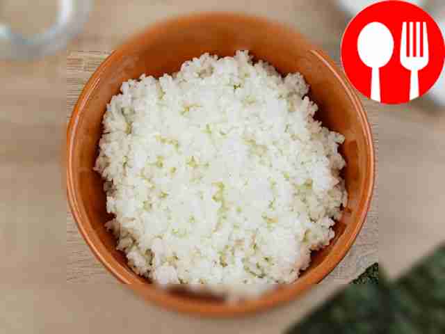 Возьмите кастрюлю и отварите в ней рис....