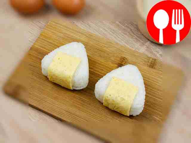 Когда рис остынет, сформируйте из него шарики,...