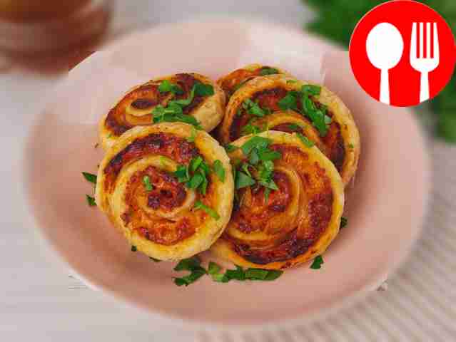 Улитки с беконом, томатной пастой и сыром