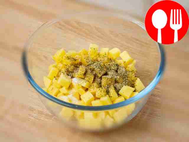 Возьмите другую глубокую миску, выложите в неё...