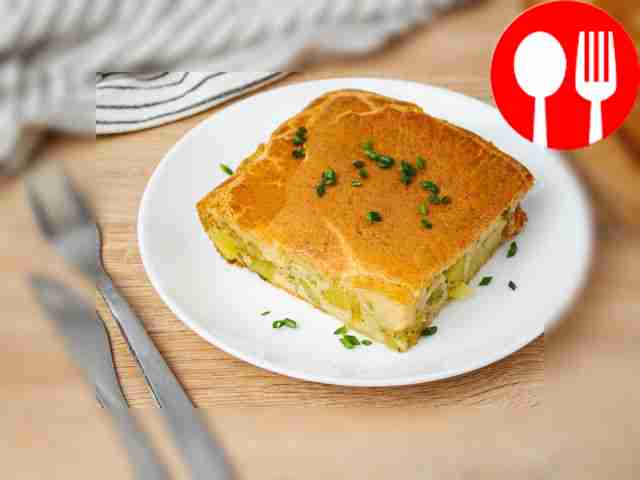 Порционно нарежьте заливной пирог с картошкой...