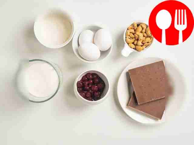 Вымойте яйца и отделите белки от желтков. Для...