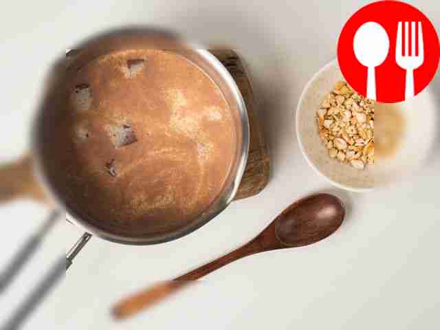 Приготовьте пломбир. В сотейник влейте молоко...