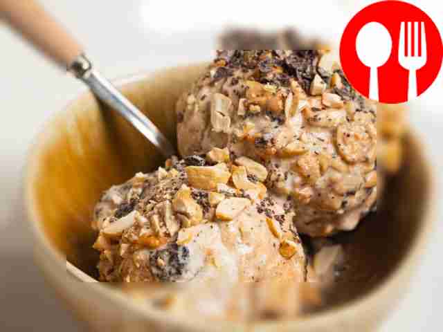 С помощью специальной ложки уложите в креманки...