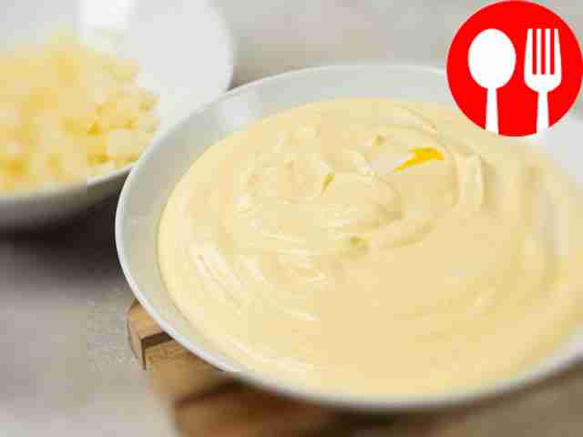 Смешайте сливки с фруктами. К манговому пюре...