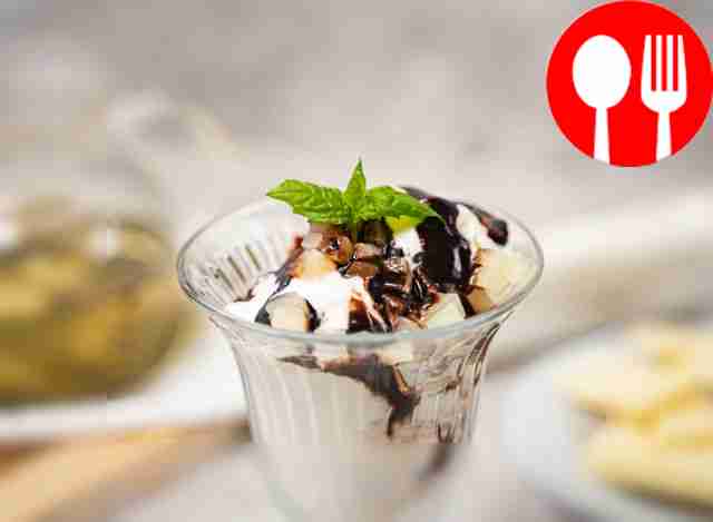 Выложите готовое мороженое в высокий стакан с...