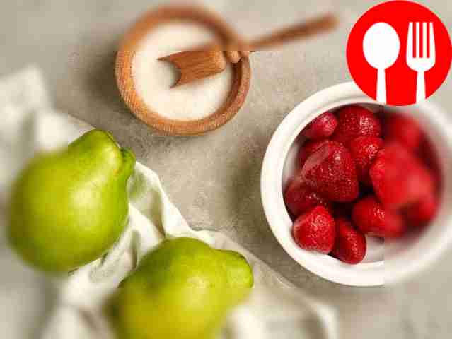 Разморозьте клубнику, помойте её и дайте стечь...