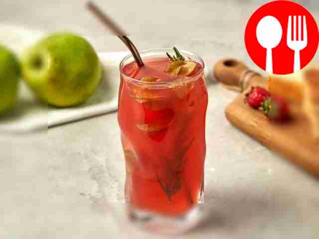 Подавайте компот вместе с сладким пирогом.