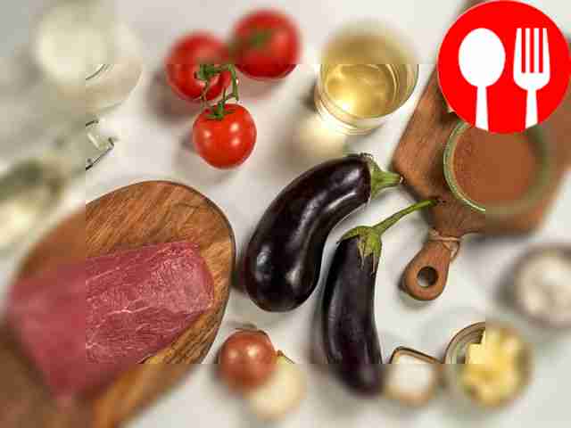 Вымойте баклажаны, обсушите их, обрежьте...