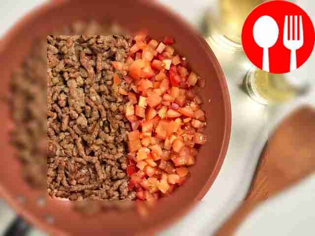 Приготовьте начинку. Очистите луковицу и...