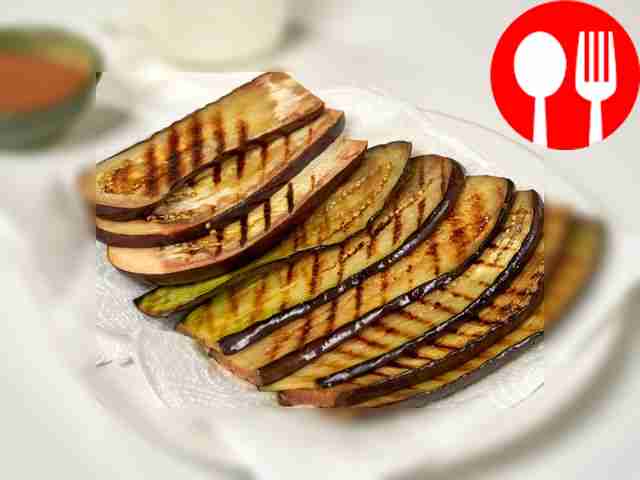 Подготовьте баклажаны: каждую ломтику...