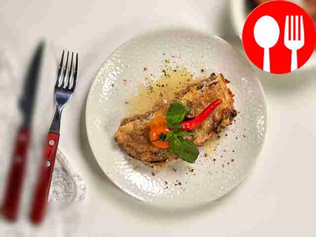 Подавайте аппетитную мусаку с домашним фаршем...