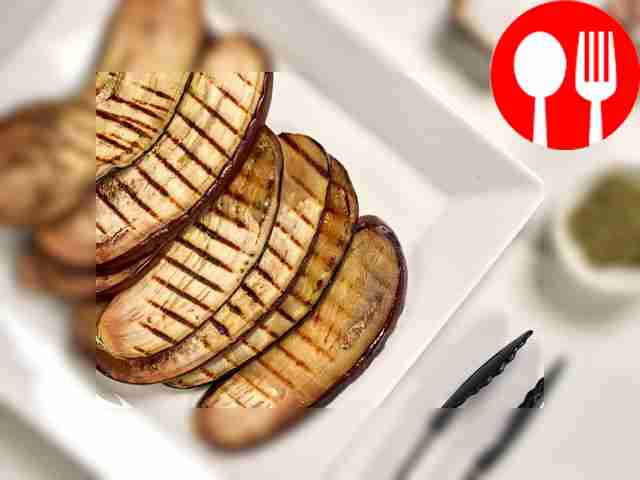 Приготовьте соус. Поставьте на слабый огонь...