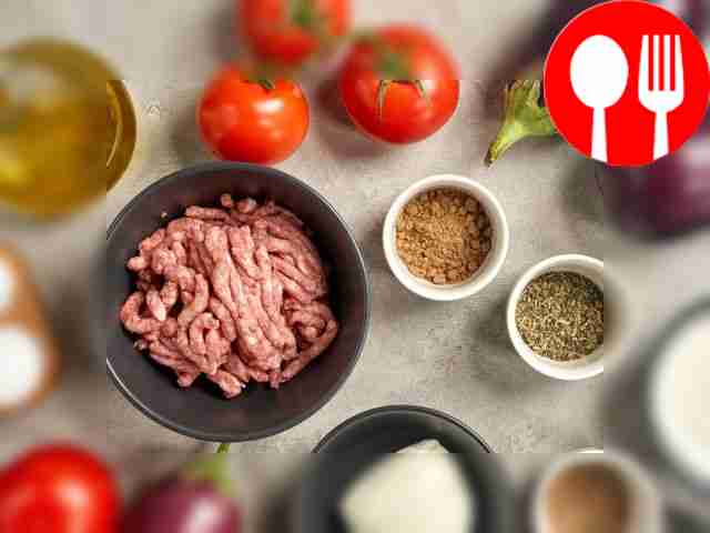 Промойте баклажаны, обсушите их и нарежьте...