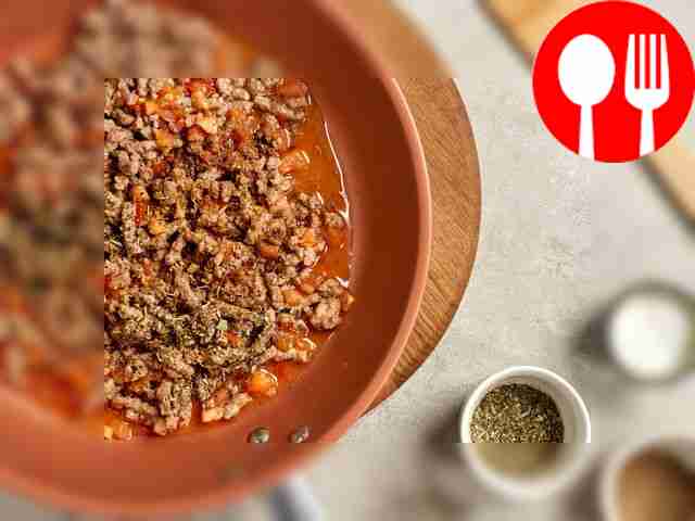 Приготовьте фарш. Разогрейте на сковороде 1,5...