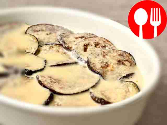 Запеките мусаку. Соедините яйца со сметаной и...