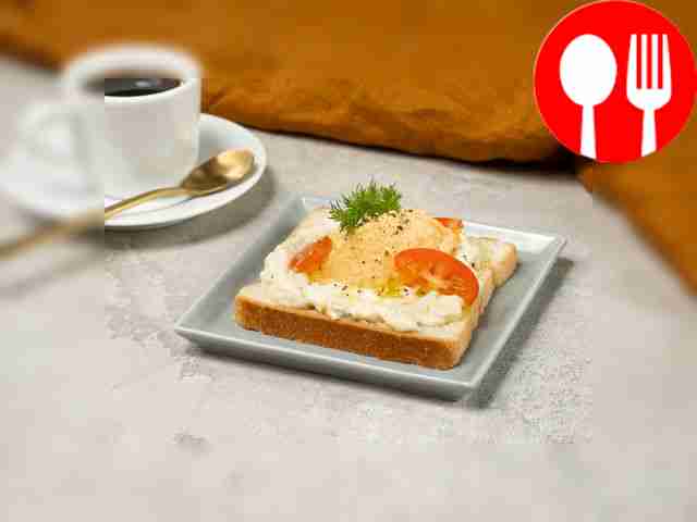 Тост с икрой мойвы