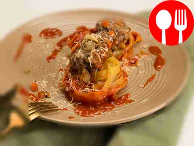 Гнезда из спагетти с фаршем и помидорами