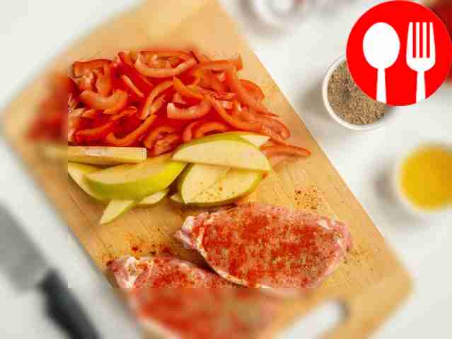 Подготовьте мясо и айву. Свинину нарежьте...