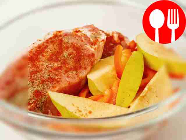Свиное мясо запекайте с айвой. Разогрейте...