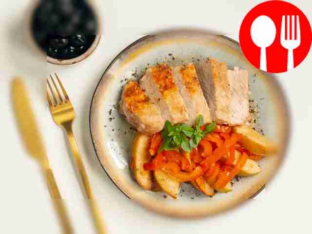 Достаньте готовое мясо с айвой и перцем из...