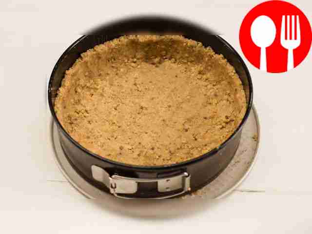 Измельчите печенье и соедините его с мягким...