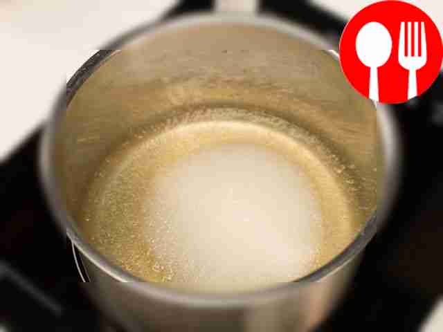 Всыпьте сахар в воду с желатином и нагревайте...