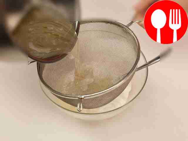 В глубокую миску влейте йогурт, просейте в...