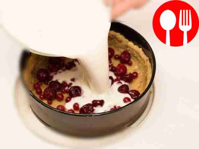 Достаньте из холодильника форму с основой,...