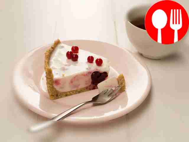 Готовый десерт разрежьте на порционные кусочки...