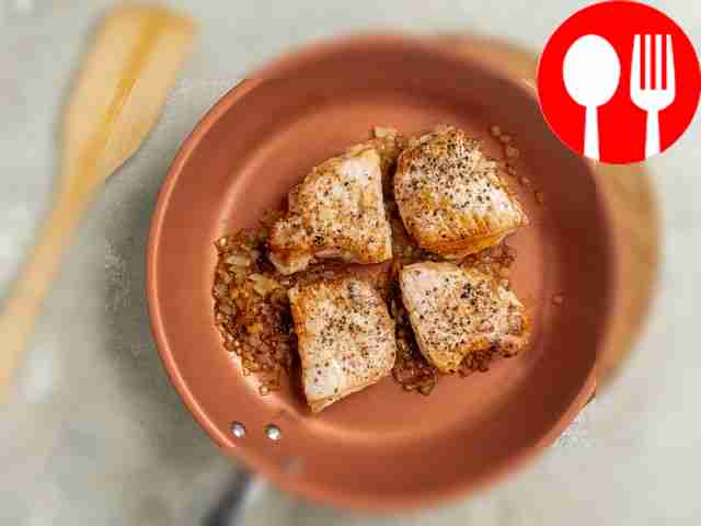 Обжарьте мясо. Разогрейте масло на сковороде и...