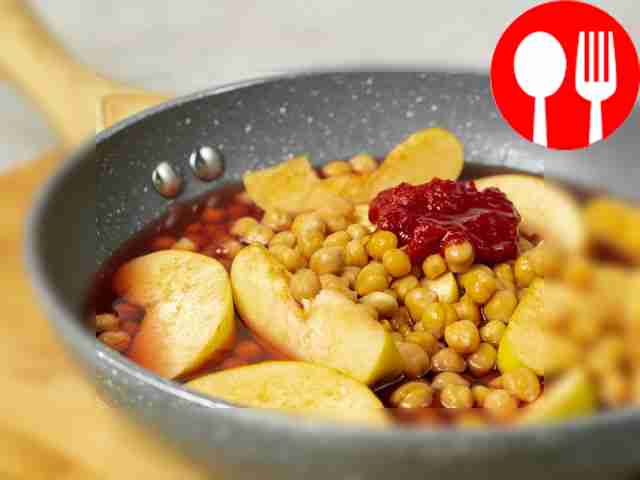 Потушите мясо с айвой и нутом. В сковороду...