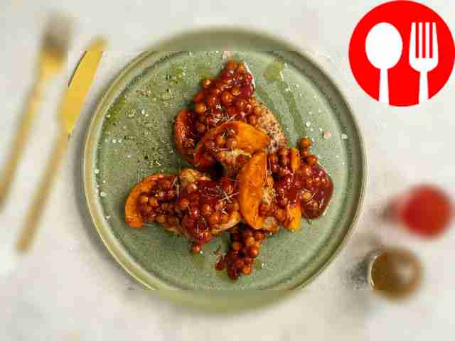 Айву с нутом подают в небольших глубоких...