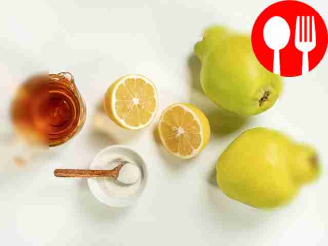 Промойте айву и лимон под проточной водой....