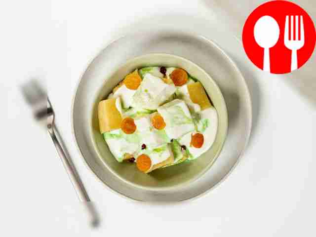 Разместите желе на столе, заранее нарезав его...