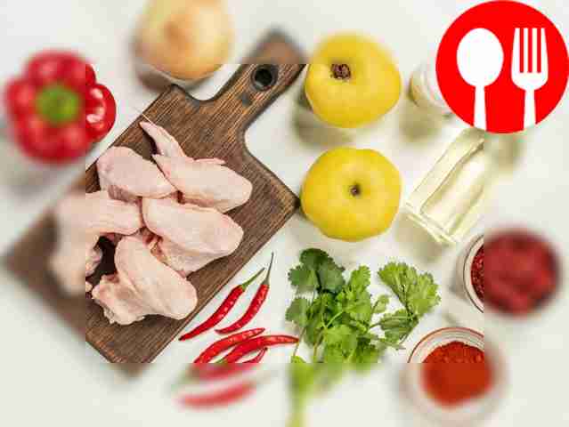 Промойте куриные крылышки и обсушите их на...