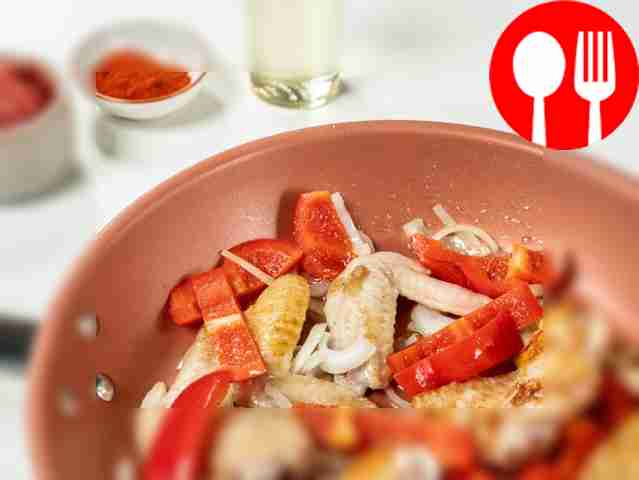 Обжарьте ингредиенты. В сковороде разогрейте...