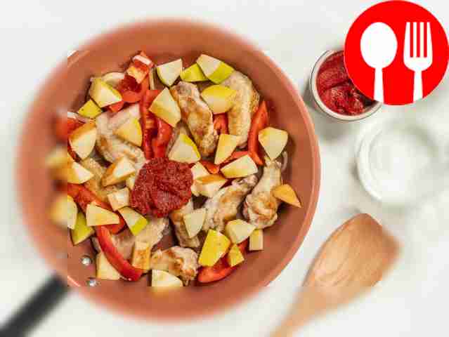 Гасите куриные крылышки с айвой. В сковороду к...