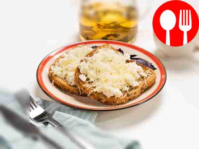 Тост с белком куриного яйца