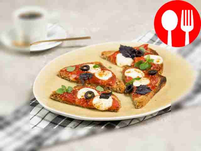 Тост с томатным соусом