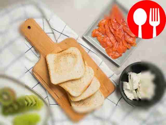 Подготовьте хлеб: разложите ломтики по...