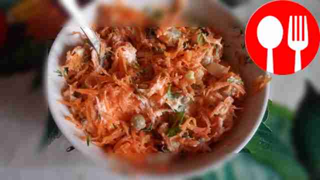 Салат из свежей моркови, яйца и зеленого горошка