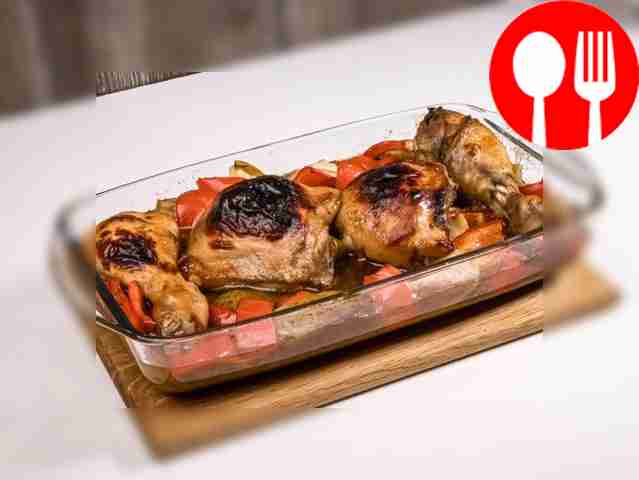 Курица, запеченная с яблоками и болгарским перцем