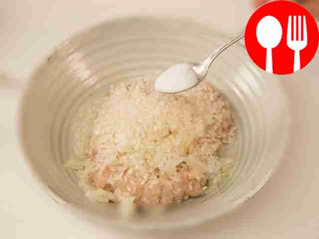 Смешайте рис с мясным фаршем, добавьте лук и...