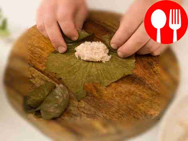 Сформируйте из фарша мини-котлеты и заверните...